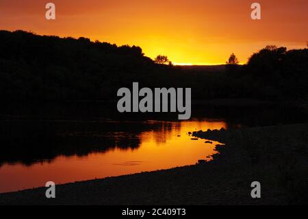 Séquence d'images d'un coucher de soleil, réservoir Swinsty en Angleterre, coucher de soleil Red Sky, réflexion au coucher du soleil dans le réservoir Banque D'Images
