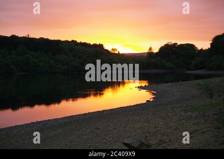 Séquence d'images d'un coucher de soleil, réservoir Swinsty en Angleterre, coucher de soleil Red Sky, réflexion au coucher du soleil dans le réservoir Banque D'Images