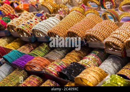 Bracelets de verre indien/métal multicolores disposés sur la tablette à vendre Banque D'Images