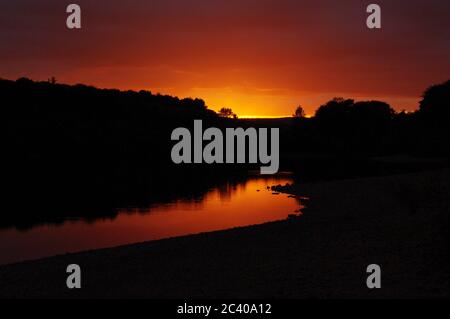 Séquence d'images d'un coucher de soleil, réservoir Swinsty en Angleterre, coucher de soleil Red Sky, réflexion au coucher du soleil dans le réservoir Banque D'Images