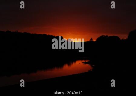 Séquence d'images d'un coucher de soleil, réservoir Swinsty en Angleterre, coucher de soleil Red Sky, réflexion au coucher du soleil dans le réservoir Banque D'Images