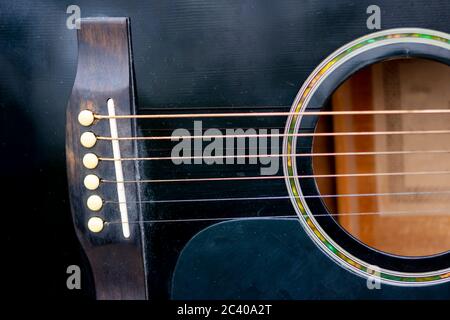Gros plan de la partie du corps de la guitare acoustique Banque D'Images