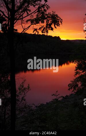 Séquence d'images d'un coucher de soleil, réservoir Swinsty en Angleterre, coucher de soleil Red Sky, réflexion au coucher du soleil dans le réservoir Banque D'Images