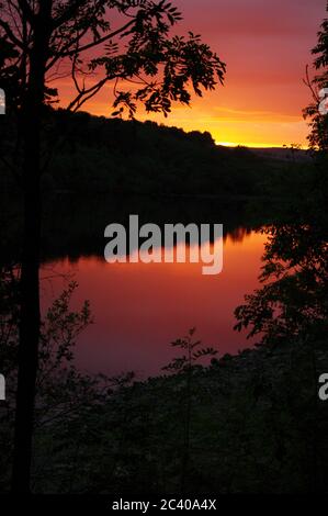 Séquence d'images d'un coucher de soleil, réservoir Swinsty en Angleterre, coucher de soleil Red Sky, réflexion au coucher du soleil dans le réservoir Banque D'Images