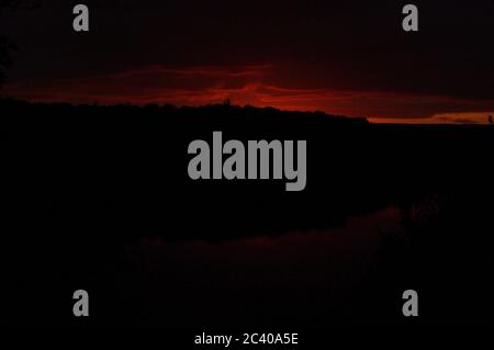 Séquence d'images d'un coucher de soleil, réservoir Swinsty en Angleterre, coucher de soleil Red Sky, réflexion au coucher du soleil dans le réservoir Banque D'Images