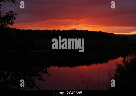 Séquence d'images d'un coucher de soleil, réservoir Swinsty en Angleterre, coucher de soleil Red Sky, réflexion au coucher du soleil dans le réservoir Banque D'Images