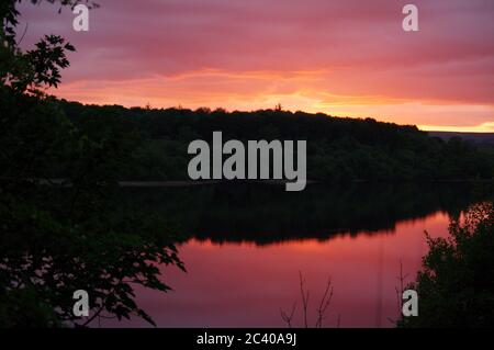 Séquence d'images d'un coucher de soleil, réservoir Swinsty en Angleterre, coucher de soleil Red Sky, réflexion au coucher du soleil dans le réservoir Banque D'Images