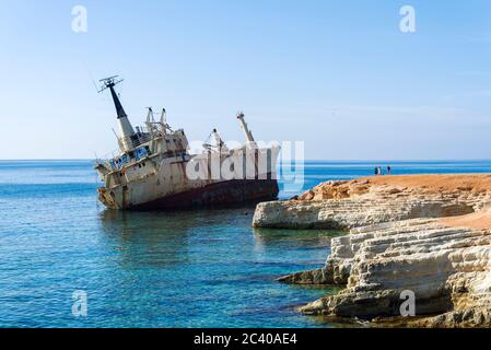 Navire abandonné qui a été naufré près de la côte de Chypre. Un navire abandonné s'agrest. Banque D'Images