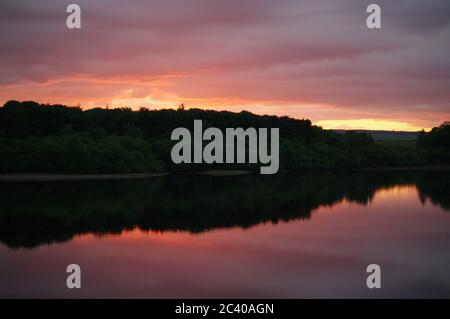 Séquence d'images d'un coucher de soleil, réservoir Swinsty en Angleterre, coucher de soleil Red Sky, réflexion au coucher du soleil dans le réservoir Banque D'Images