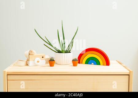 Jouets en bois pour enfants arc-en-ciel et maison sur une étagère en bois. Aucun gaspillage Banque D'Images