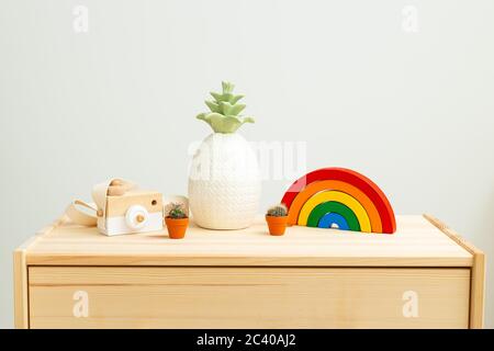 Jouets en bois pour enfants arc-en-ciel et maison sur une étagère en bois. Aucun gaspillage. Décoration Banque D'Images