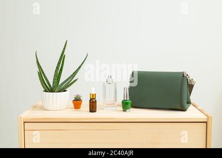 Accessoires pour la maison et les femmes sur une étagère en bois. Décoration de maison de plante Banque D'Images