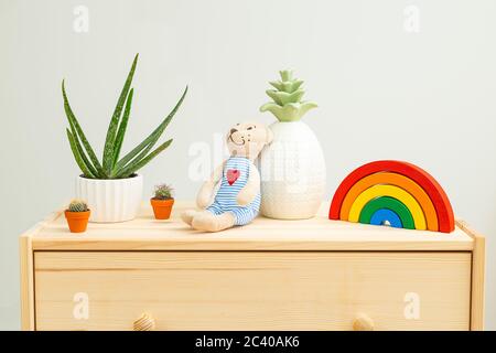 Jouets pour la maison et les enfants sur une étagère en bois. Décoration de maison de plante. Style de vie Banque D'Images