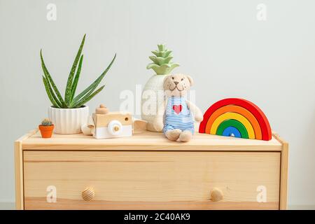 Jouets pour la maison et les enfants sur une étagère en bois. Décoration de maison de plante. Style de vie. Décoration de maison de plante Banque D'Images