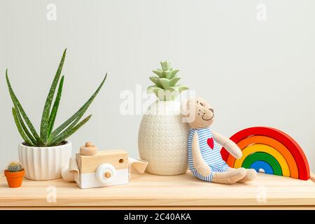 Jouets et maison pour enfants. Style de vie. Décoration de maison de plante Banque D'Images