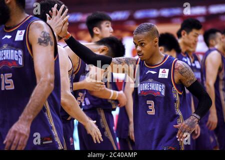 Qingdao, province chinoise de Shandong. 23 juin 2020. Joseph Michael Young (R) de Nanjing Monkey Kings, haut-fives, à ses coéquipiers avant un match entre Beijing Ducks et Nanjing Tongxi Monkey Kings, à la nouvelle ligue de basket-ball de l'Association chinoise de basket-ball (CBA) de 2019-2020 à Qingdao, dans la province de Shandong, en Chine orientale, le 23 juin 2020. Crédit: Li Ziheng/Xinhua/Alay Live News Banque D'Images