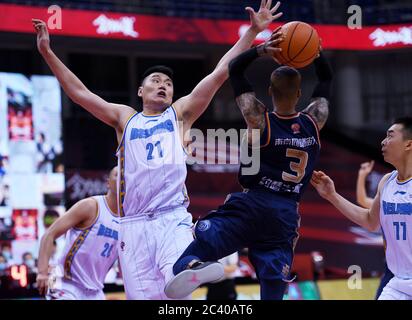 Qingdao, province chinoise de Shandong. 23 juin 2020. Chang Lin (L) de Beijing Ducks défend Joseph Michael Young de Nanjing Tongxi Monkey Kings lors d'un match entre Beijing Ducks et Nanjing Tongxi Monkey Kings lors de la nouvelle ligue de l'Association chinoise de basket-ball (ABC) de 2019-2020 à Qingdao, dans la province de Shandong, en Chine orientale, le 23 juin 2020. Crédit: Li Ziheng/Xinhua/Alay Live News Banque D'Images
