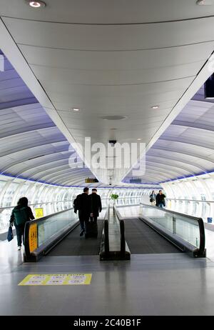 Manchester / Royaume-Uni / 1er octobre 2019 : aéroport de Manchester. Le «tunnel» qui mène de la gare aux zones de départ et d'arrivée. Banque D'Images