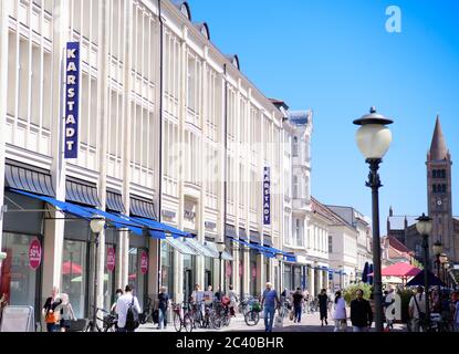 Potsdam, Allemagne. 23 juin 2020. Le grand magasin Galeria Karstadt Kaufhof sur Brandenburger Strasse dans le centre-ville. Le groupe de grands magasins Galeria Karstadt Kaufhof a récemment annoncé la fermeture de 62 de ses 172 grands magasins. Au total, le groupe prévoit fermer des magasins dans 47 villes, dont celle de la capitale du Brandebourg. Credit: Soeren Stache/dpa-Zentralbild/ZB/dpa/Alay Live News Banque D'Images