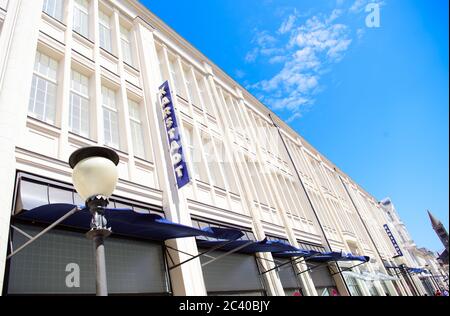 Potsdam, Allemagne. 23 juin 2020. Le grand magasin Galeria Karstadt Kaufhof sur Brandenburger Strasse dans le centre-ville. Le groupe de grands magasins Galeria Karstadt Kaufhof a récemment annoncé la fermeture de 62 de ses 172 grands magasins. Au total, le groupe prévoit fermer des magasins dans 47 villes, dont celle de la capitale du Brandebourg. Credit: Soeren Stache/dpa-Zentralbild/ZB/dpa/Alay Live News Banque D'Images