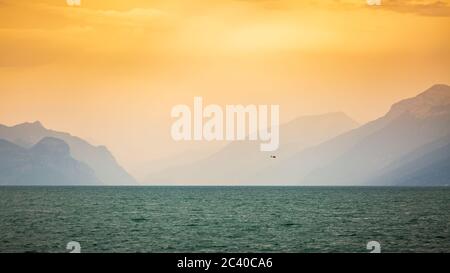 Magnifique coucher de soleil nuages sur le lac de Garde et paysage de montagne, Desenzano, Brescia, Lombardie, Italie. Banque D'Images