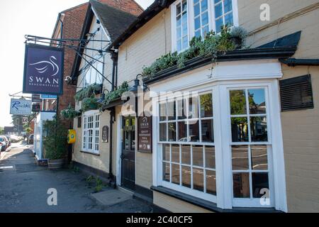 Beaconsfield, Buckinghamshire, Royaume-Uni. 12 mai 2020. Le pub Swan de Beaconsfield, Buckinghamshire, demeure temporairement fermé pendant le confinement de la pandémie Covid-19 du coronavirus. Le gouvernement a annoncé que les pubs en Angleterre ne rouvriront pas avant juillet 2020. Crédit : Maureen McLean/Alay Banque D'Images