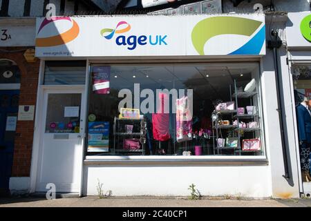 Beaconsfield, Buckinghamshire, Royaume-Uni. 12 mai 2020. La boutique de charité Age UK à Beaconsfield, Buckinghamshire, demeure temporairement fermée pendant le confinement pandémique du coronavirus Covid-19. Crédit : Maureen McLean/Alay Banque D'Images