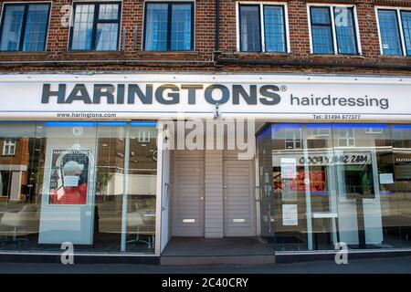 Beaconsfield, Buckinghamshire, Royaume-Uni. 12 mai 2020. Haringtons coiffure à Beaconsfield, Buckinghamshire reste temporairement fermé pendant le confinement de la pandémie Covid-19 du coronavirus. Crédit : Maureen McLean/Alay Banque D'Images