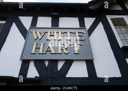 Beaconsfield, Buckinghamshire, Royaume-Uni. 12 mai 2020. Le White Hart de Beaconsfield, Buckinghamshire, demeure temporairement fermé pendant le confinement de la pandémie Covid-19 du coronavirus. Les pubs devraient être l'un des derniers types d'entreprises à ouvrir comme le confinement en Angleterre. Crédit : Maureen McLean/Alay Banque D'Images