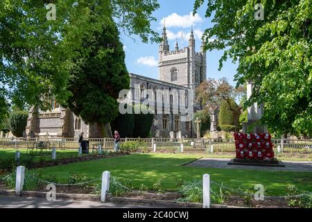 Beaconsfield, Buckinghamshire, Royaume-Uni. 12 mai 2020. Deux habitants de la région ont une discussion tout en prenant des distances sociales à l'extérieur d'une église dans la vieille ville de Beaconsfield pendant le confinement pandémique du coronavirus Covid-19. Crédit : Maureen McLean/Alay Banque D'Images