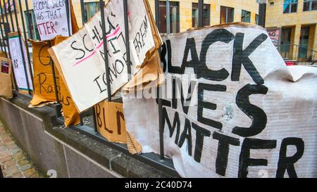 Des signes de protestation après un rassemblement Black Lives Matter sur Römerberg, la place de la mairie dans le centre de Francfort, Hesse, Allemagne. Banque D'Images