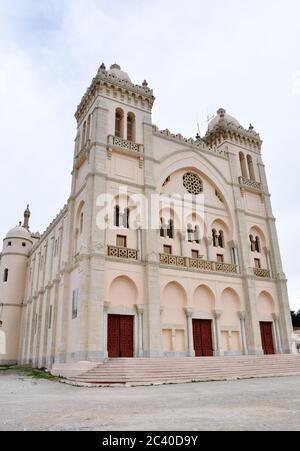 Tunis, TUNISIE - 06 février 2009 : l'Acropolium, ou cathédrale Saint Louis, une église du XIXe siècle à Byrsa Hill dans l'ancienne ville de Carthage on o Banque D'Images