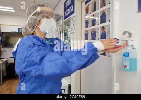 (200623) -- TEL AVIV, 23 juin 2020 (Xinhua) -- UNE travailleuse médicale désinfecte ses mains dans le département du coronavirus dans un hôpital de la ville centrale israélienne de tel Aviv le 22 juin 2020. Le ministère de la Santé israélien a signalé lundi 304 nouveaux cas de coronavirus, le plus élevé depuis avril 23, portant le nombre total à 21,082. (Photo de Gil Cohen Magen/Xinhua) Banque D'Images