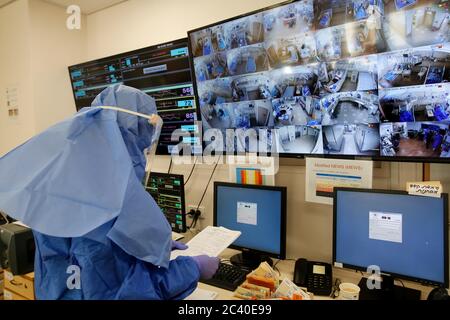 (200623) -- TEL AVIV, 23 juin 2020 (Xinhua) -- UN travailleur médical travaille dans le département du coronavirus dans un hôpital de la ville israélienne centrale de tel Aviv le 22 juin 2020. Le ministère de la Santé israélien a signalé lundi 304 nouveaux cas de coronavirus, le plus élevé depuis avril 23, portant le nombre total à 21,082. (Photo de Gil Cohen Magen/Xinhua) Banque D'Images