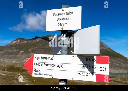 Italienische Wegweiser auf dem Griespass oder Passo del Gries auf der Grenze Italien-Wallis. Région de Nufenen, Kanton Wallis. Banque D'Images