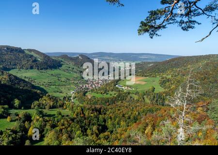 Sicht vom Hörnli nach Erschwil im Solothurner Jura, Schwarzbubenland. Wenig links dahinter der felsige Chienberg. Ganz höten das basel-landschaftlich Banque D'Images