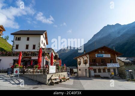 DAS Dorf Arolla zuhinterst im Val d'Arolla, Kanton Wallis. In der Bildmitte die petite Dent de Veisivi, rechts die Dent du Perroc und die Pointe des G. Banque D'Images