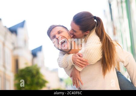 Homme émotionnel tenant une femme derrière son dos Banque D'Images