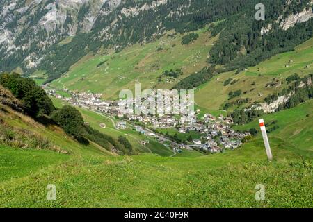 DAS Dorf Vals im Valser Tal, Grisons. Markierung eines Bergwanderweges. Banque D'Images