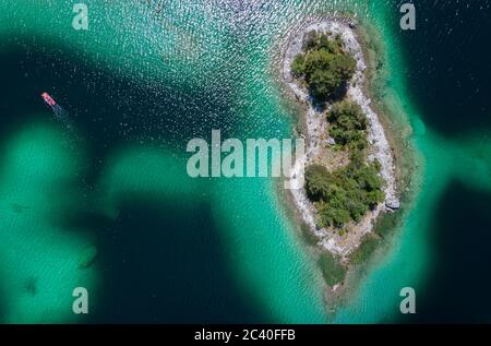 23 juin 2020, Bavière, Grainau: Les excursions prennent un pédalo sur l'Eibsee, chatoyant dans différentes nuances de bleu, au-delà de petites îles (vue aérienne avec un drone). Photo: Sven Hoppe/dpa Banque D'Images