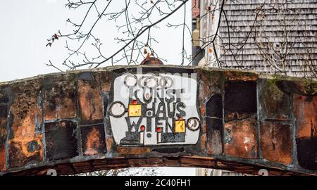 Panneau pour l'entrée du musée Kunst Haus Wien (musée Hundertwasser). Banque D'Images