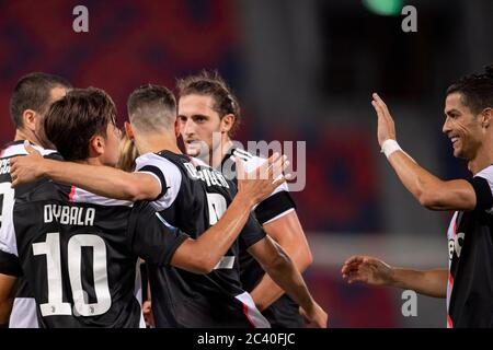 Paulo Exequiel Dybala (Juventus) Adrien Rabeot (Juventus) Cristiano Ronaldo dos Santos Aveiro (Juventus) célèbre après avoir marquant le deuxième but de son équipe lors du match italien 'erie A' entre Bologne 0-2 Juventus au stade Renato Dall Ara, le 22 juin 2020 à Bologne, Italie. Crédit: Maurizio Borsari/AFLO/Alay Live News Banque D'Images