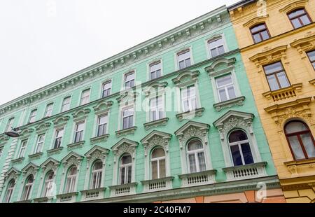 Vue en perspective sur une façade colorée rénovée d'un ancien immeuble. Architecture de Vienne. Banque D'Images