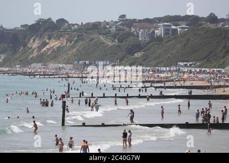 Les gens visitent la plage de Bournemouth, dans le Dorset, tandis que la Grande-Bretagne est en pleine ascension pour une vague de chaleur de juin, avec des températures qui s'escalades vers le milieu des années 30 cette semaine. Banque D'Images