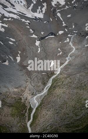 Crique sauvage de montagne dans les Alpes bernoises Banque D'Images