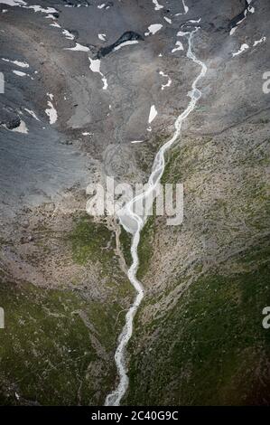 Crique sauvage de montagne dans les Alpes bernoises Banque D'Images