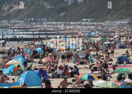 Les gens visitent la plage de Bournemouth, dans le Dorset, tandis que la Grande-Bretagne est en pleine ascension pour une vague de chaleur de juin, avec des températures qui s'escalades vers le milieu des années 30 cette semaine. Banque D'Images