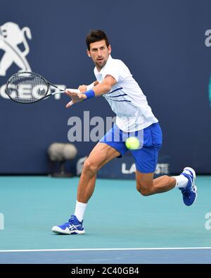 ***PHOTO DU FICHIER*** Novak Djokovic tests positifs pour le coronavirus. MIAMI GARDENS FL - 24 MARS : Novak Djokovic contre Federico Delbonis sur le terrain du stade lors de l'Open de Miami qui s'est tenu au Hard Rock Stadium le 24 mars 2019 à Miami Gardens, Floride. Crédit : mpi04/MediaPunch Banque D'Images