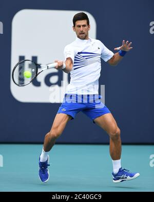 ***PHOTO DU FICHIER*** Novak Djokovic tests positifs pour le coronavirus. MIAMI GARDENS FL - 24 MARS : Novak Djokovic contre Federico Delbonis sur le terrain du stade lors de l'Open de Miami qui s'est tenu au Hard Rock Stadium le 24 mars 2019 à Miami Gardens, Floride. Crédit : mpi04/MediaPunch Banque D'Images