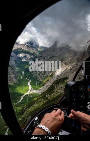 Vallée sauvage et romantique de Gasterntal dans les Alpes bernoises vue de l'hélicoptère Banque D'Images